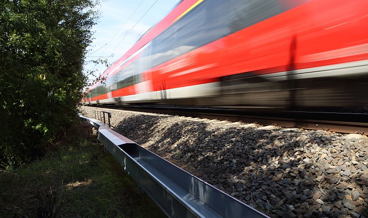 Castioni stolpmonterade kabelrännor ARCO med passerende tog